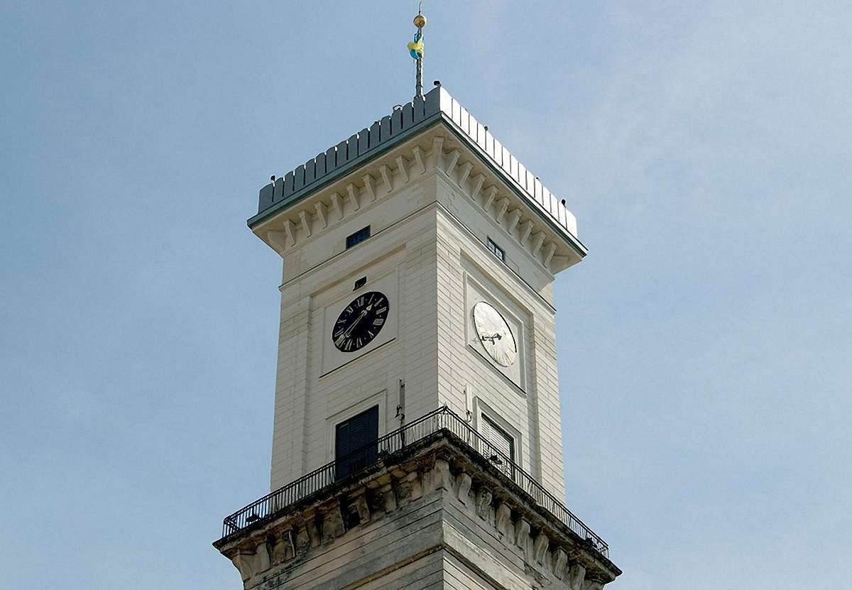 На Львівській ратуші зламався годинник