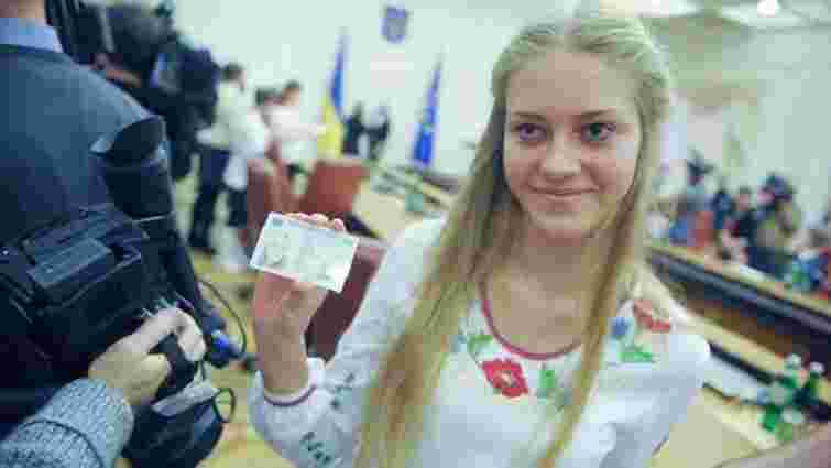 14-річні українці отримуватимуть нові біометричні паспорти безкоштовно