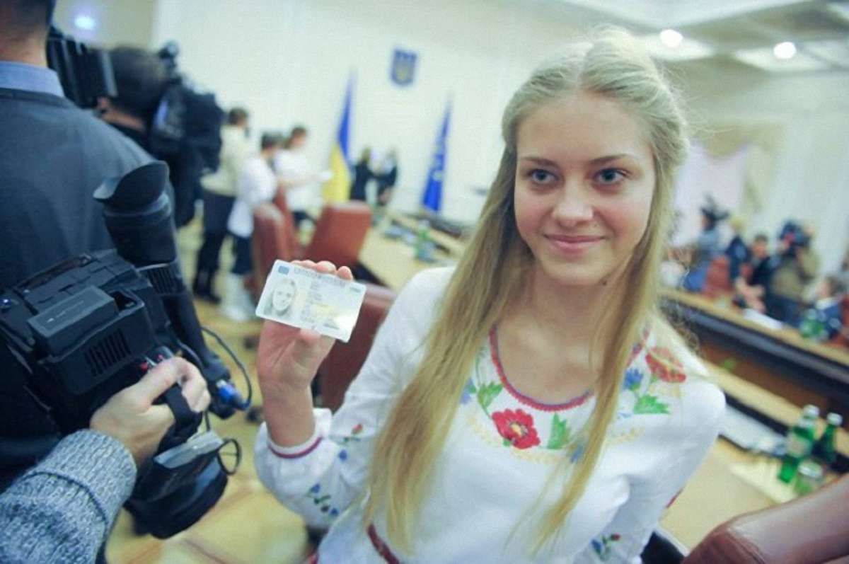 14-річні українці отримуватимуть нові біометричні паспорти безкоштовно