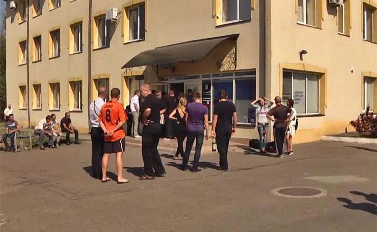 Поліція провела масові обшуки у львівському МРЕВ 