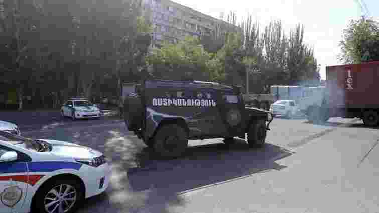 У Єревані озброєні люди захопили будівлю поліції