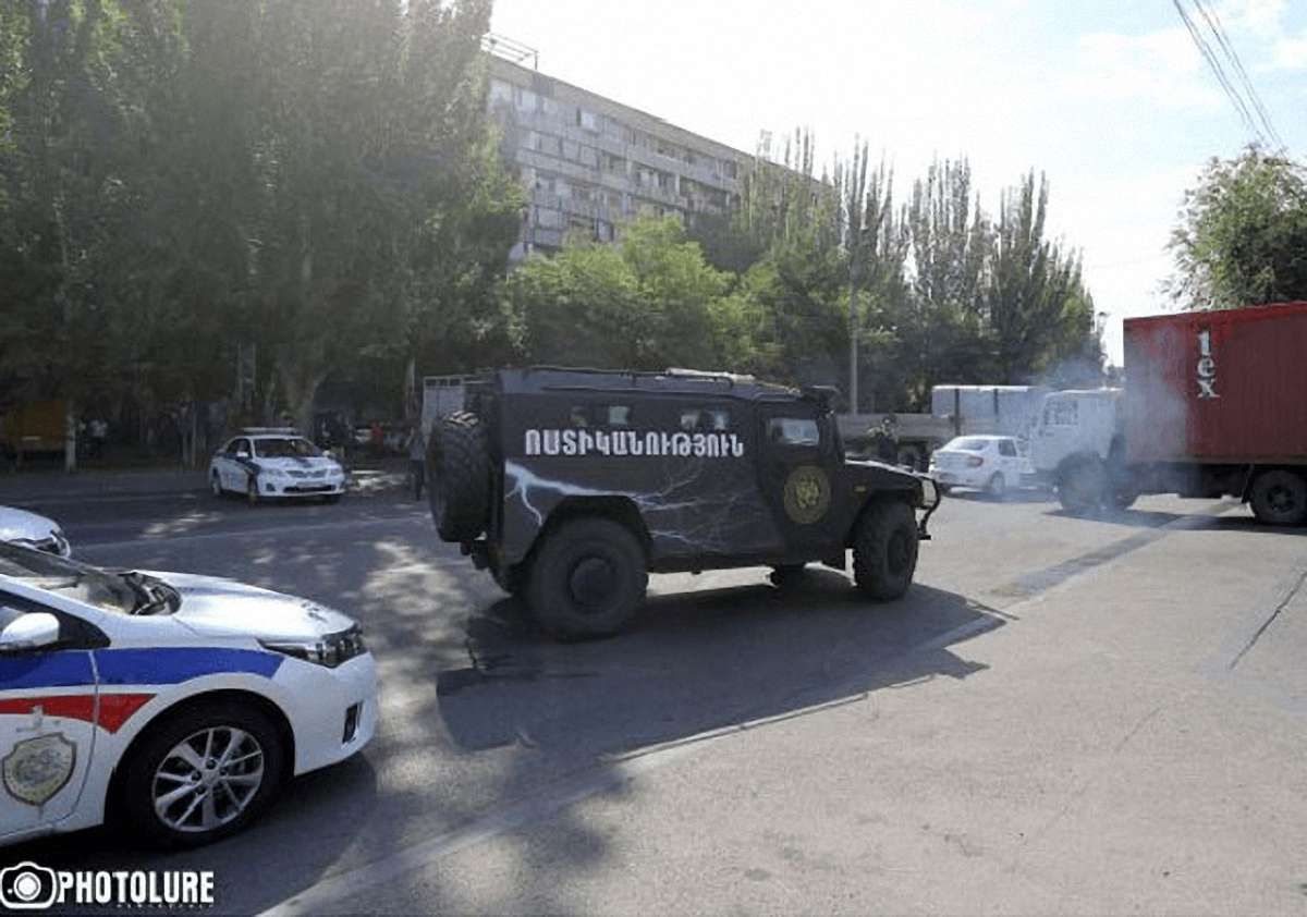 У Єревані озброєні люди захопили будівлю поліції