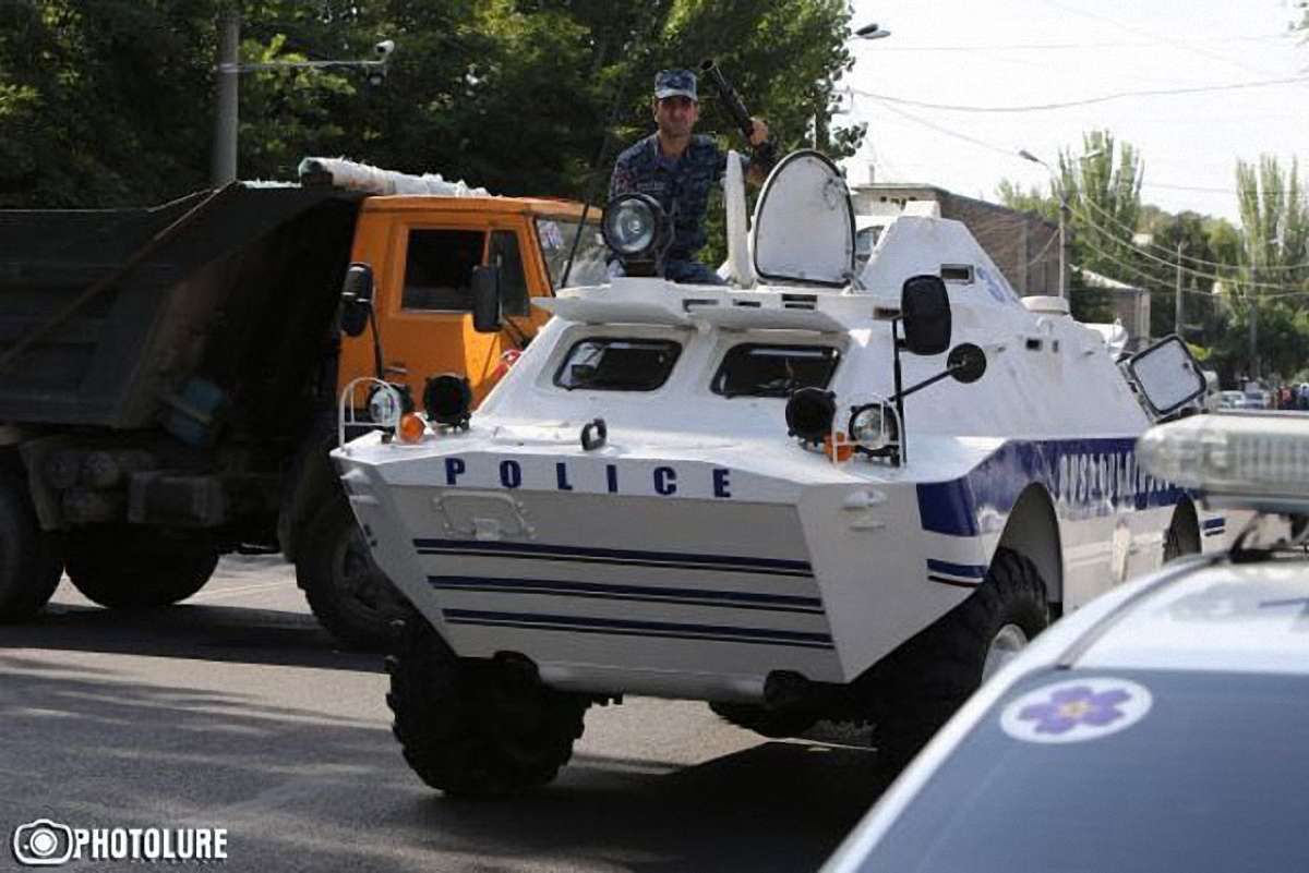 У Єревані почали евакуювати жителів навколо захопленої будівлі поліції