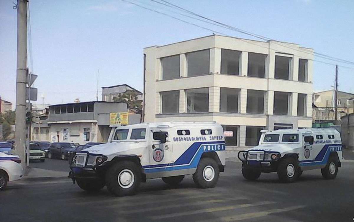 Спецназ штурмував відділок поліції у Єревані і звільнив 2 заручників