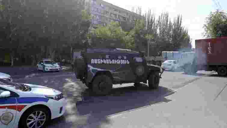 Опозиція, яка захопила відділ поліції в Єревані, вимагає відставки президента Вірменії