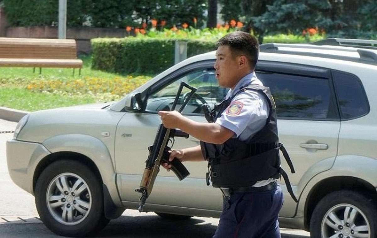 В Алмати сталася перестрілка біля відділення поліції