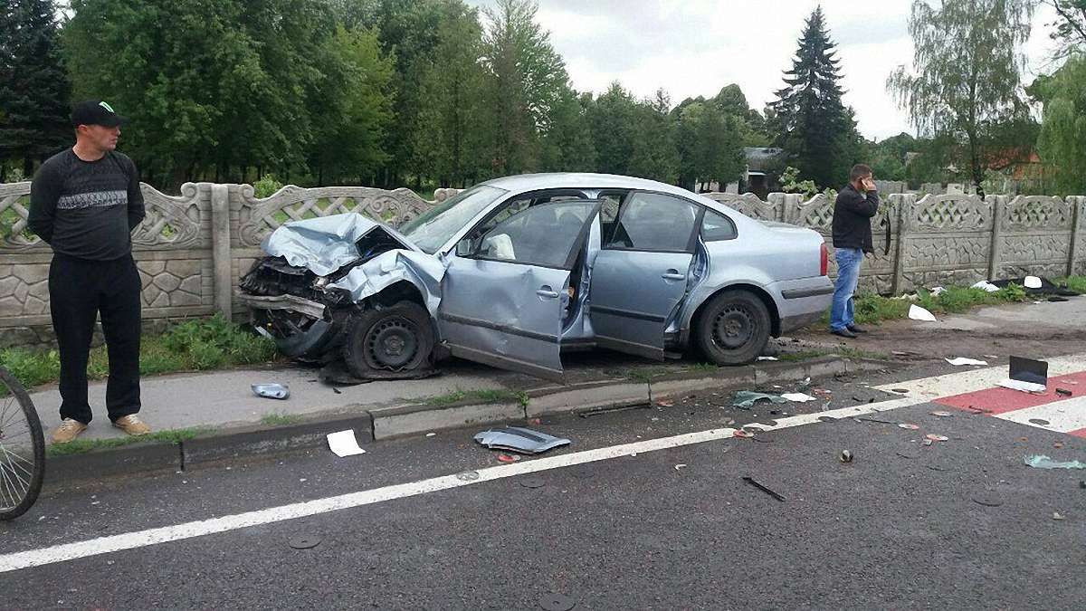 На трасі Львів―Рава-Руська зіткнулись дві автівки: водій однієї у важкому стані