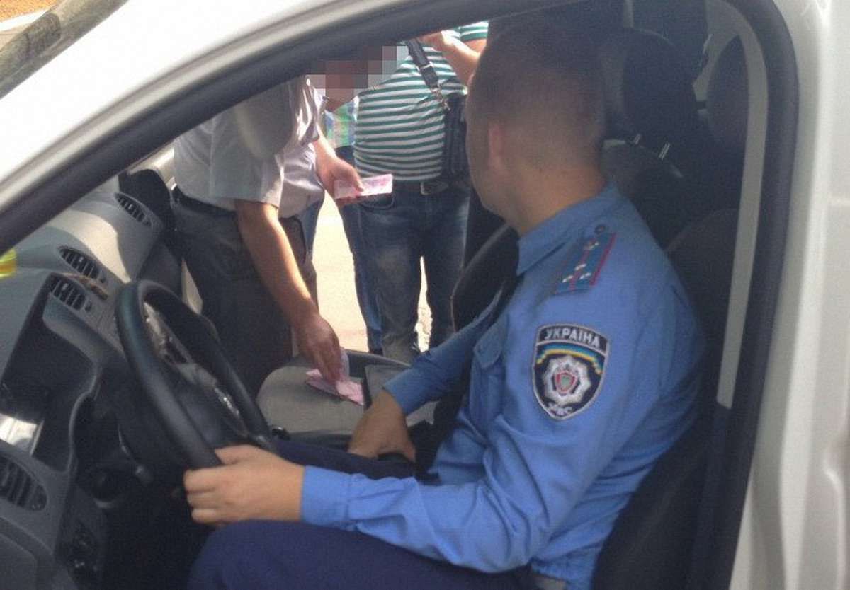 У Чернігові за хабарі затримали двох поліцейських