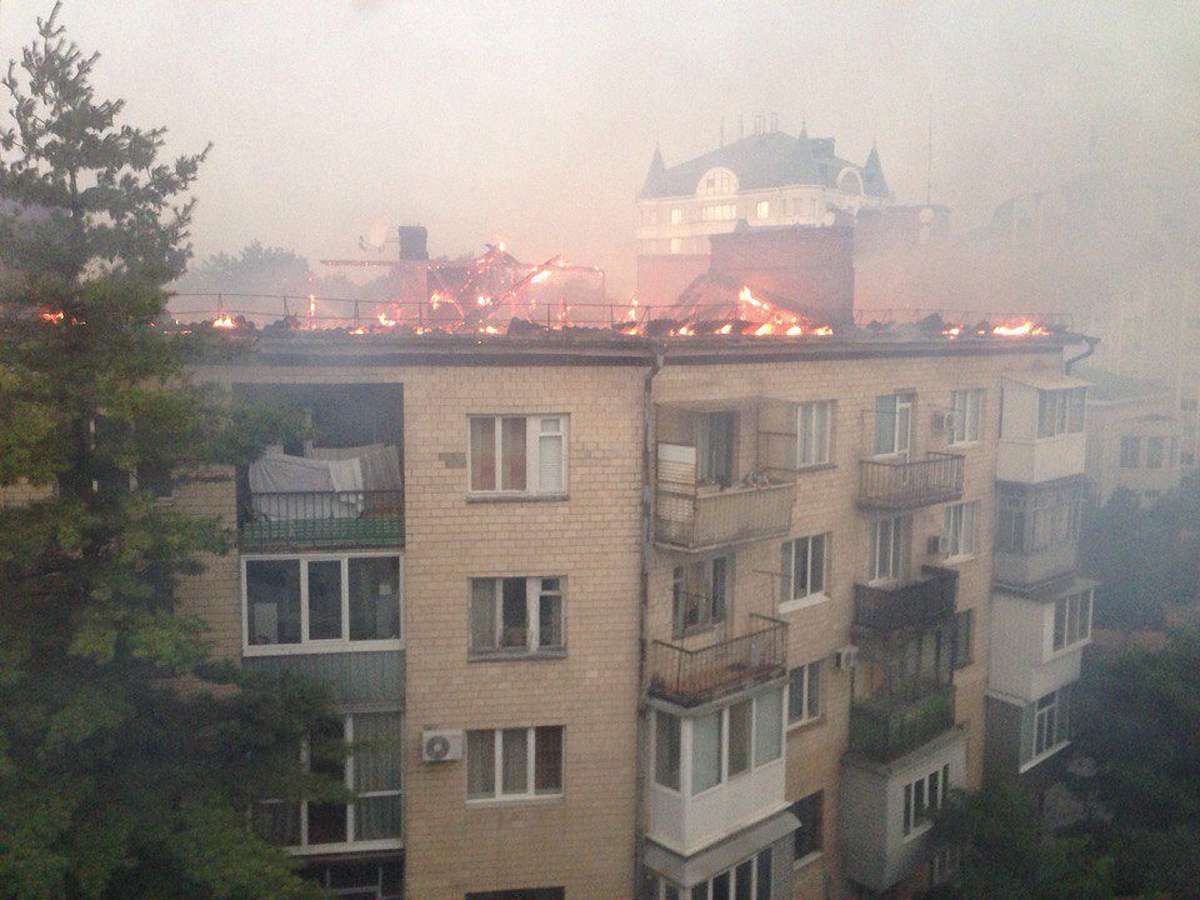 У центрі Полтави від удару блискавки загорівся будинок