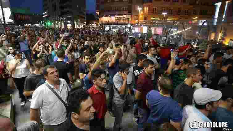 В Єревані люди протестують проти силового розв’язання кризи