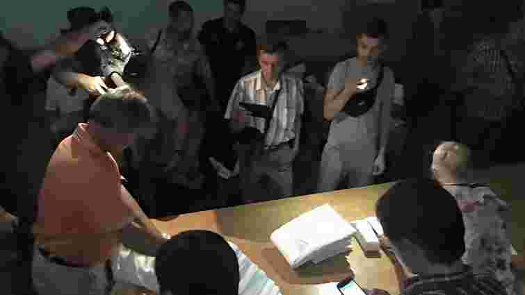 На Полтавщині під час перерахунку голосів на ОВК вимкнули світло