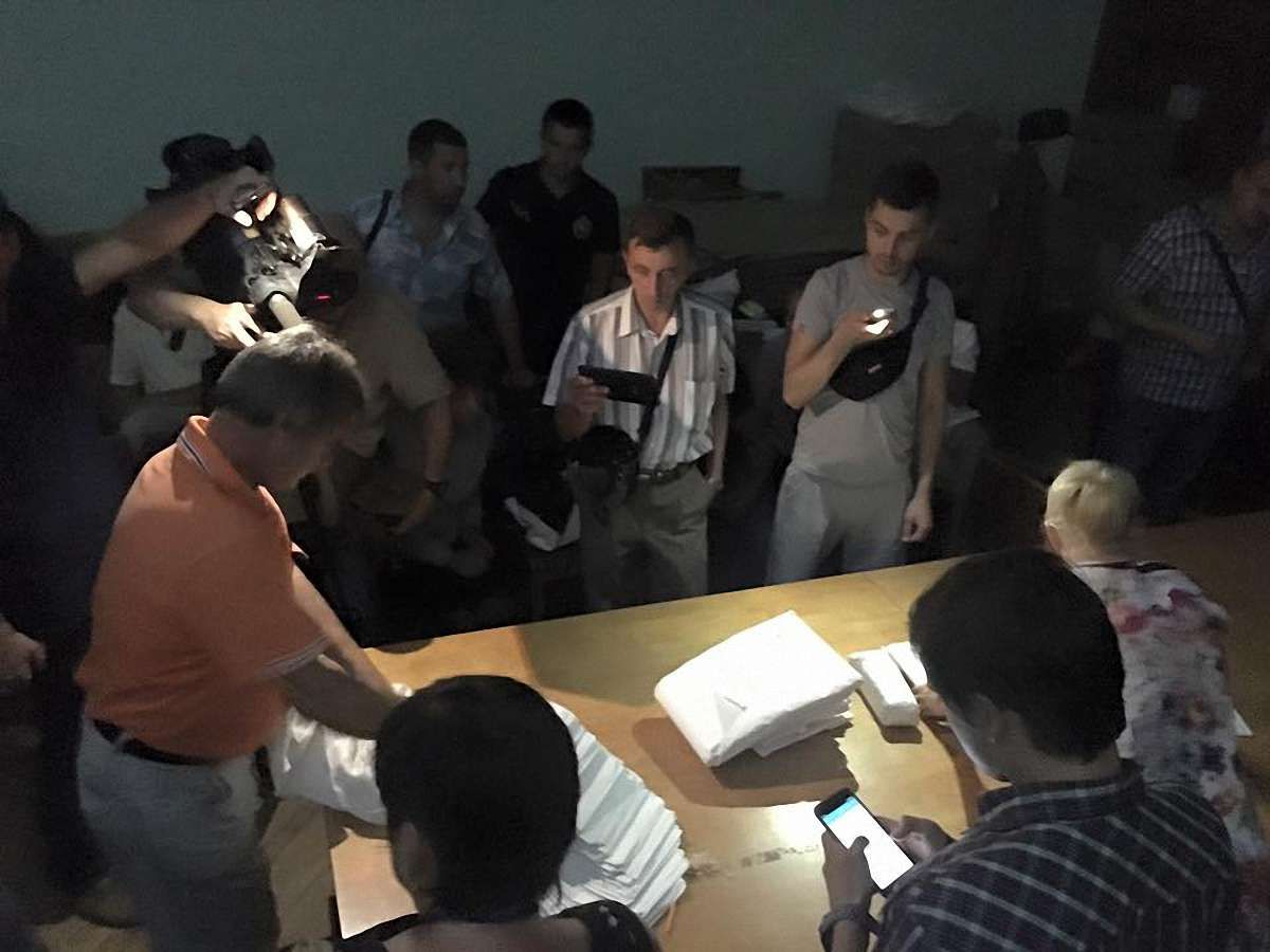 На Полтавщині під час перерахунку голосів на ОВК вимкнули світло