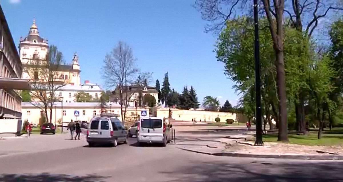 На пл. Св. Юра у Львові облаштують зупинку громадського транспорту