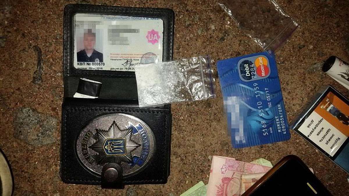 В Києві СБУ викрила двох поліцейських, які торгували наркотиками