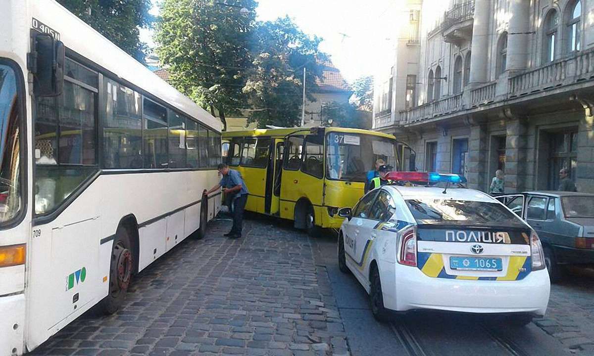 ДТП з двома маршрутками у Львові заблокувала рух на вул. Підвальній