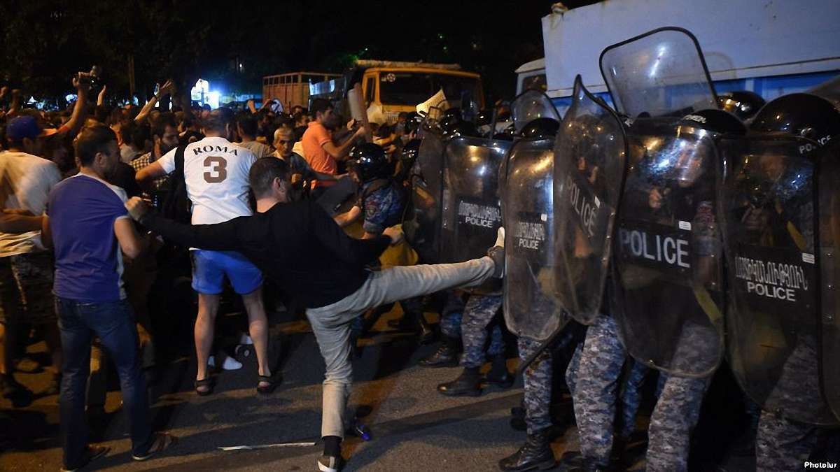 У столиці Вірменії біля будівлі поліції силовики брутально розігнали демонстрантів