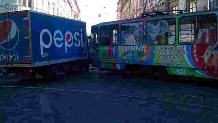 У центрі Львова трамвай зійшов з рейок і зіштовхнувся з вантажівкою 
