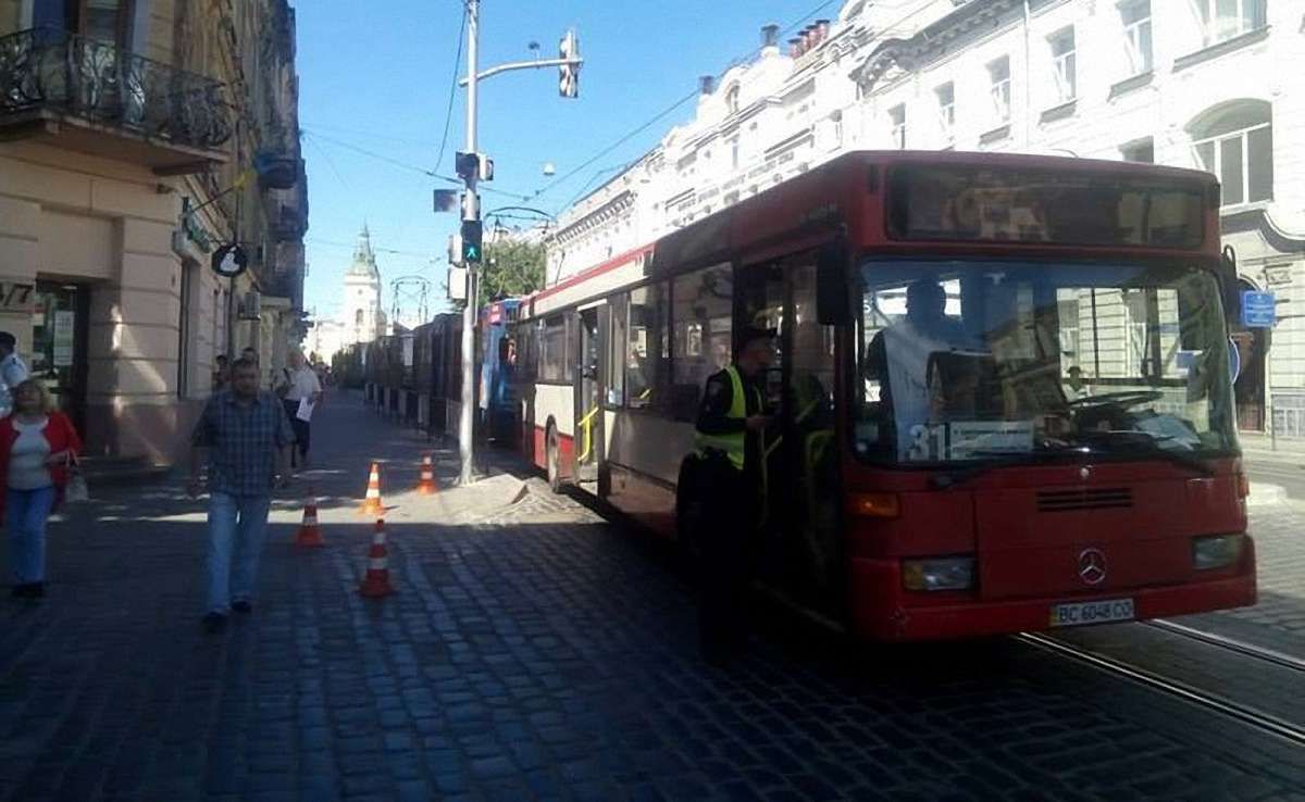 У Львові маршрутка збила пішохода на «зебрі»