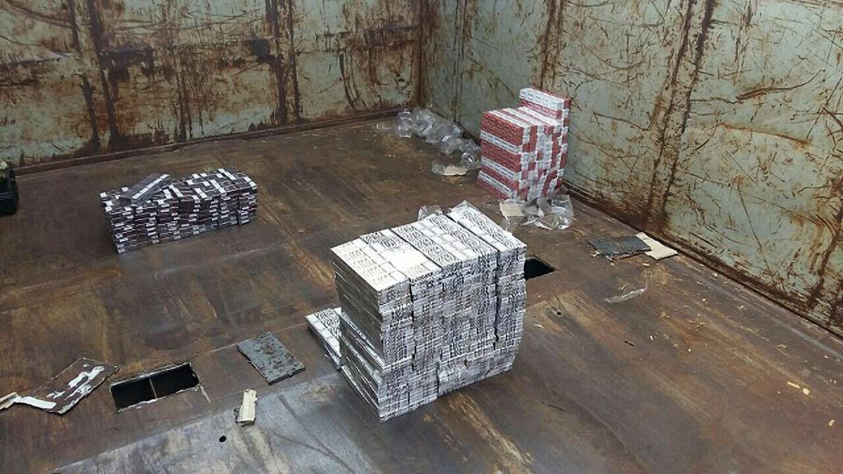 На Волині прикордонники виявили партію контрабандних цигарок у вагонах з тирсою