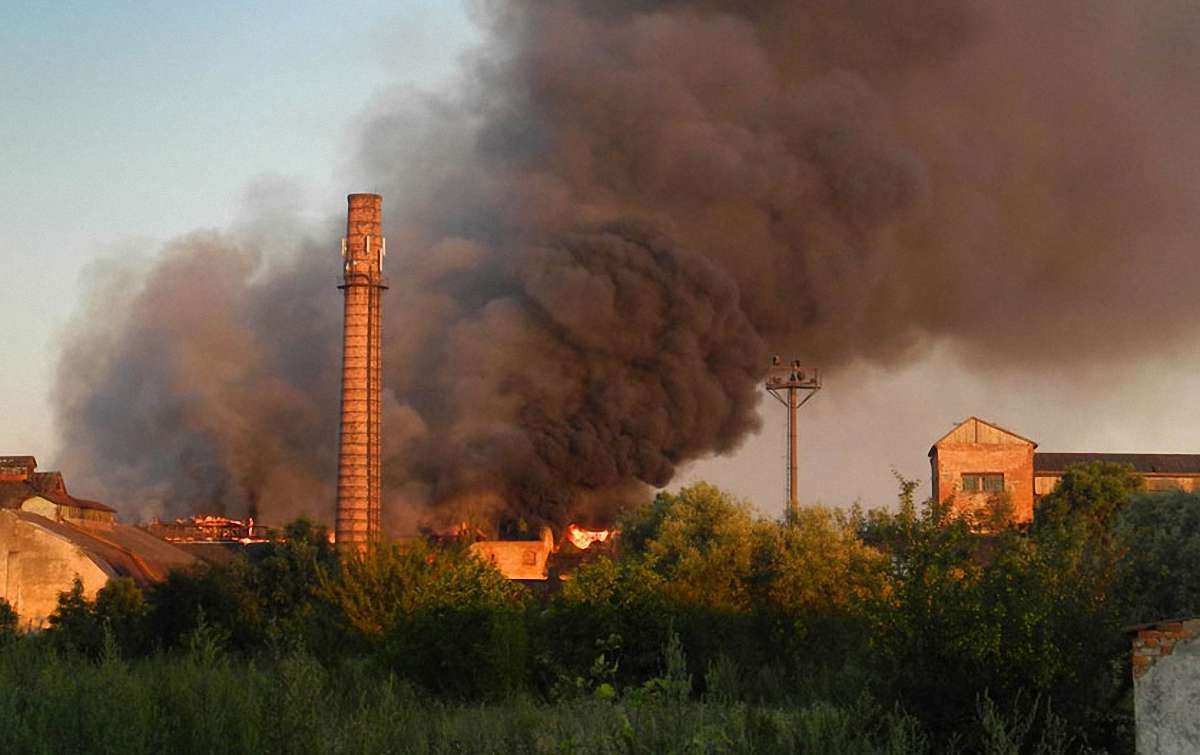 У Ходорові загорілися цехи старого цукрового заводу