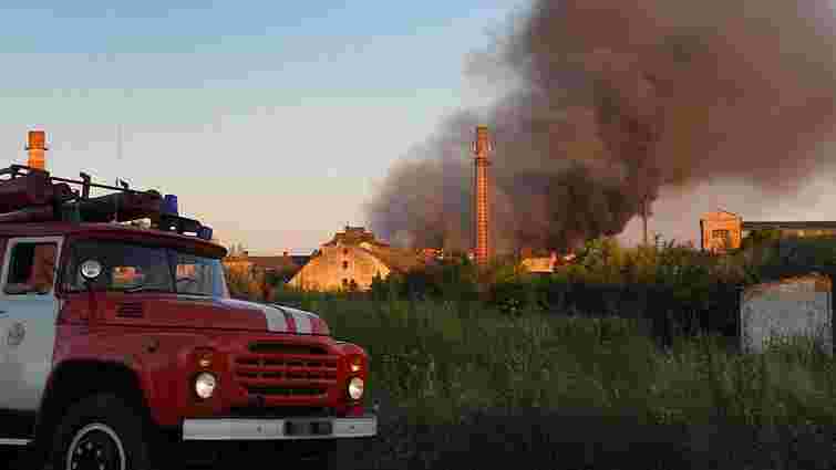 Рятувальники понад сім годин гасили пожежу на цукровому заводі у Ходорові