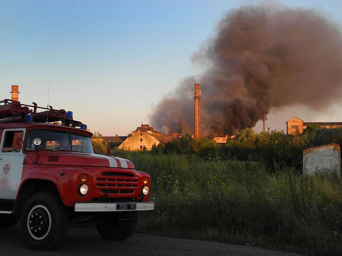 Рятувальники понад сім годин гасили пожежу на цукровому заводі у Ходорові