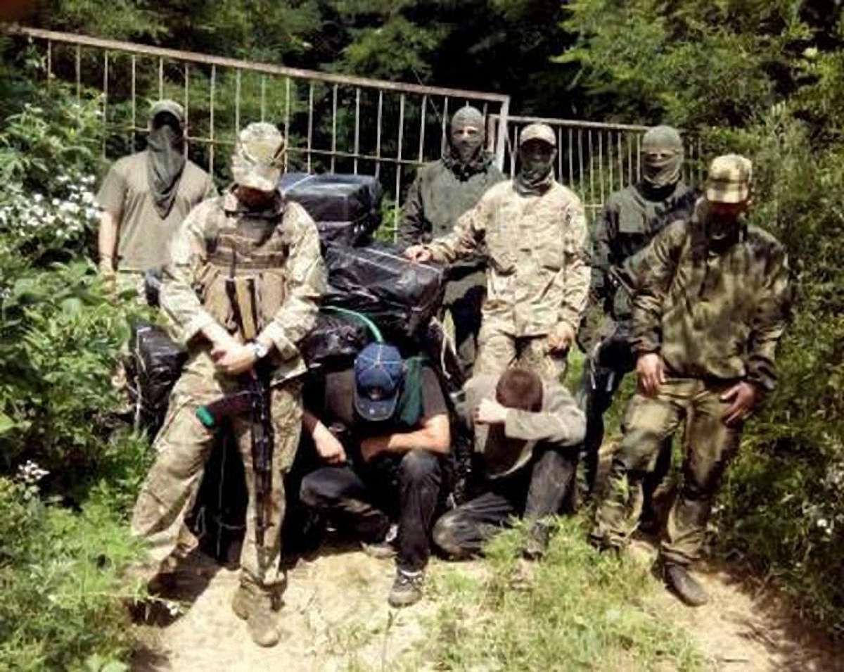 На Закарпатті затримали контрабандистів, які переносили цигарки в Угорщину