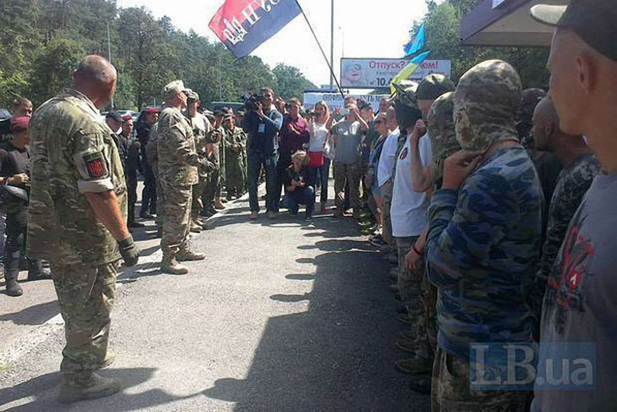 Націоналісти Коханівського чекають хресну ходу під Києвом на Житомирській трасі
