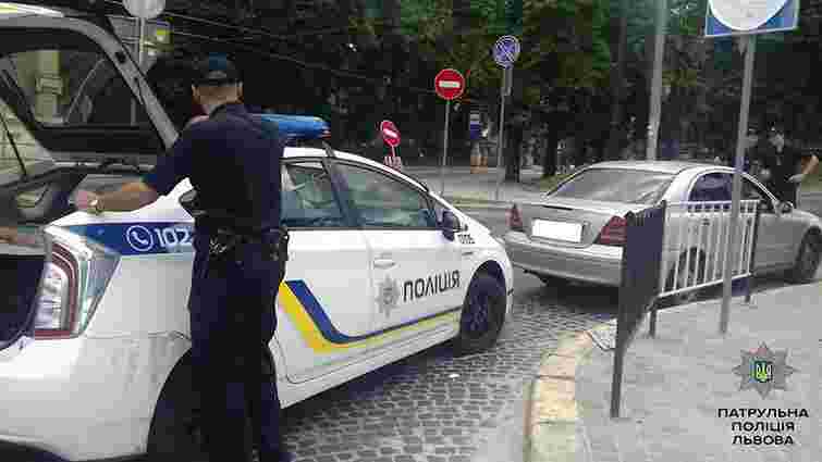Львівські патрульні затримали Mercedes з іноземцями через підозру в крадіжці