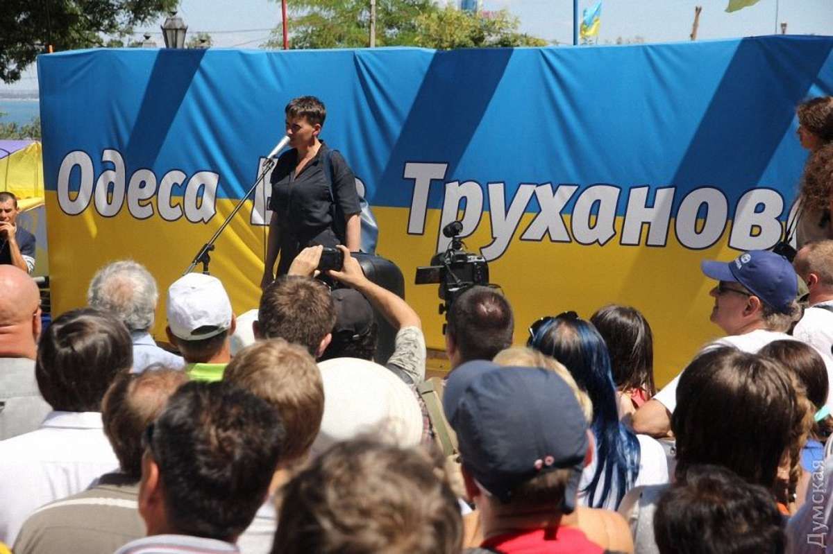 В Одесі спробували закидати яйцями Надію Савченко