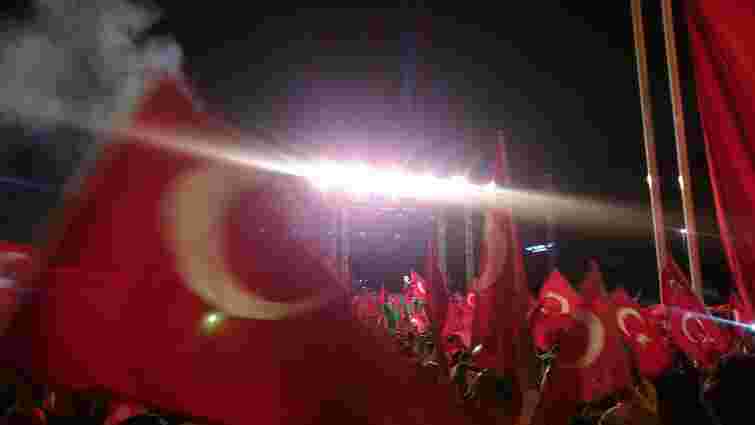 У Стамбулі десятки тисяч людей вийшли на мітинг на підтримку демократії
