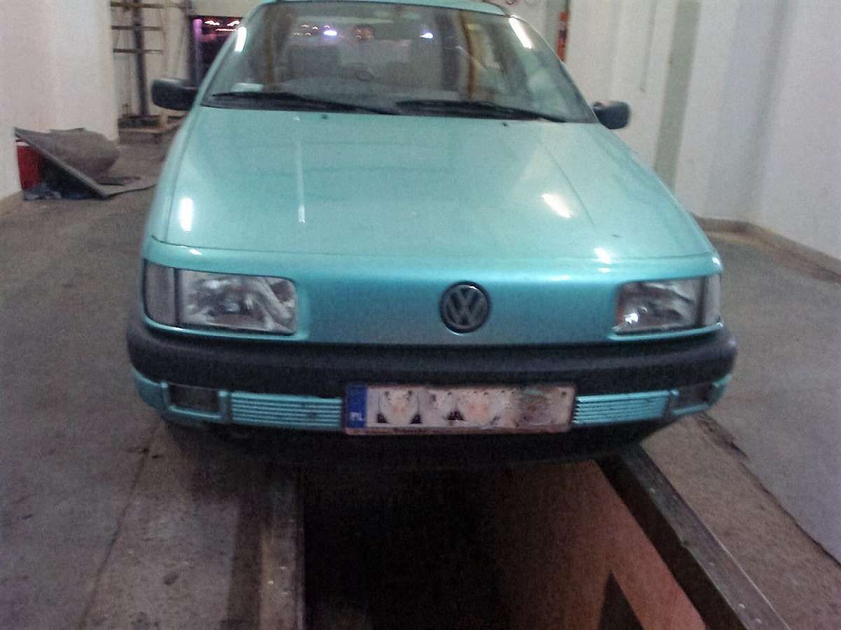 У Раві-Руській в паливному баку автомобіля знайшли 600 пачок сигарет
