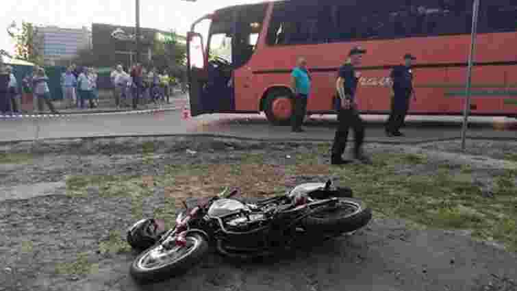 У Львові 17-річний мотоцикліст влетів в автобус