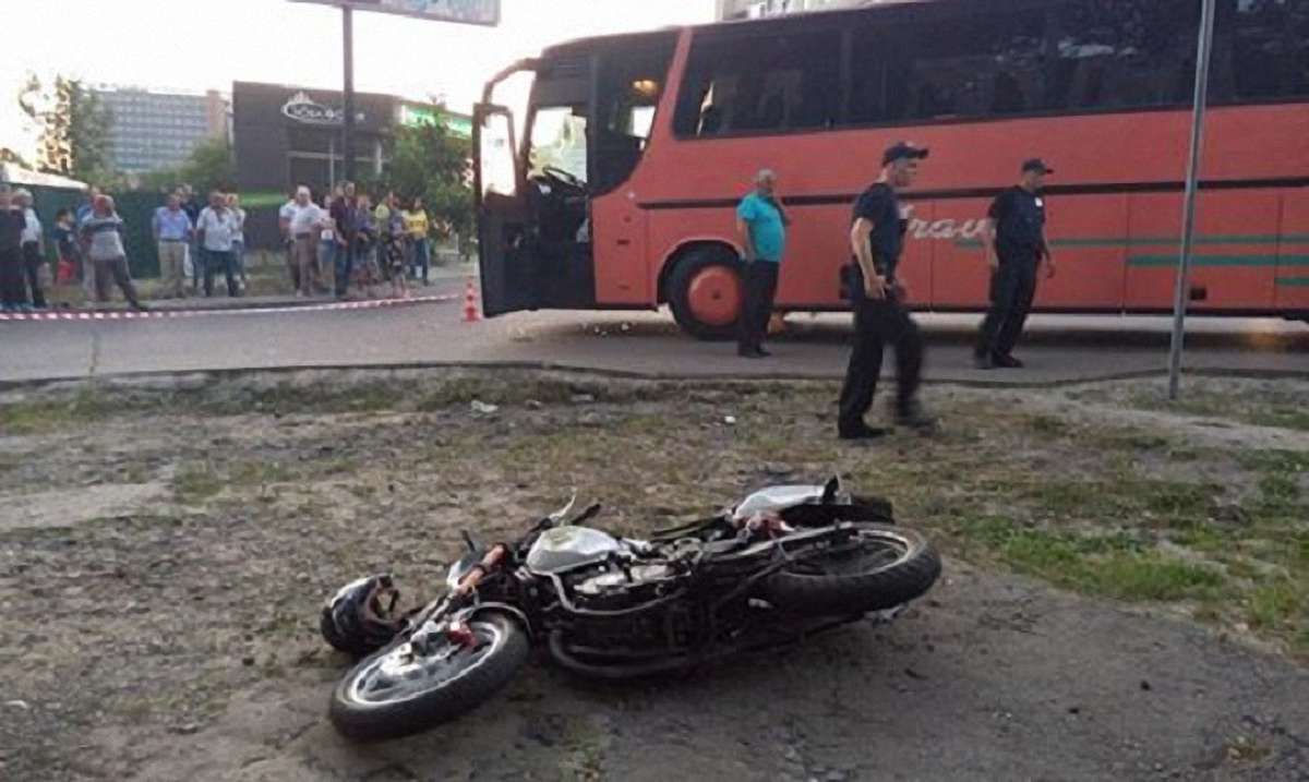 У Львові 17-річний мотоцикліст влетів в автобус