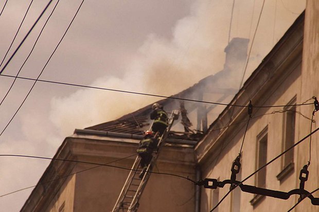 У центрі Львова горить дах житлового будинку на вул. Шота Руставелі