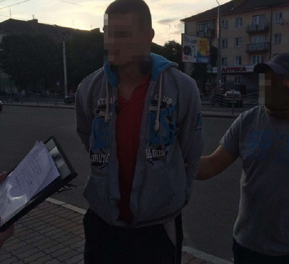У Луцьку поліцейського затримали за торгівлю наркотиками