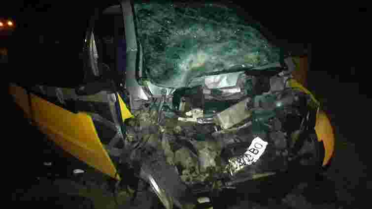 Внаслідок лобового зіткнення легкового авто з бусом на Львівщині постраждали семеро осіб