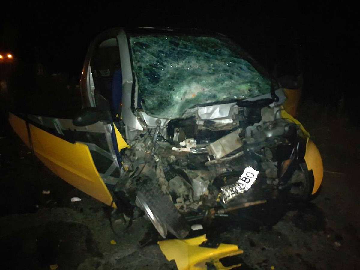 Внаслідок лобового зіткнення легкового авто з бусом на Львівщині постраждали семеро осіб