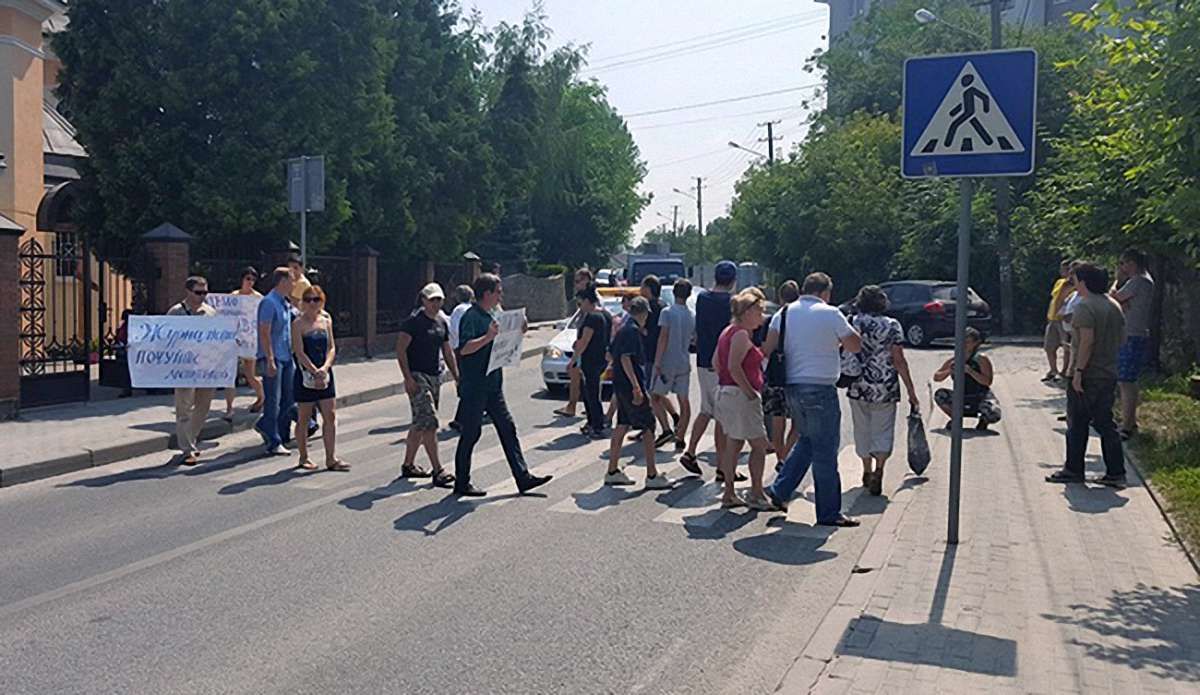 Львів'яни перекрили дорогу на знак протесту проти скандального будівництва на Варшавській