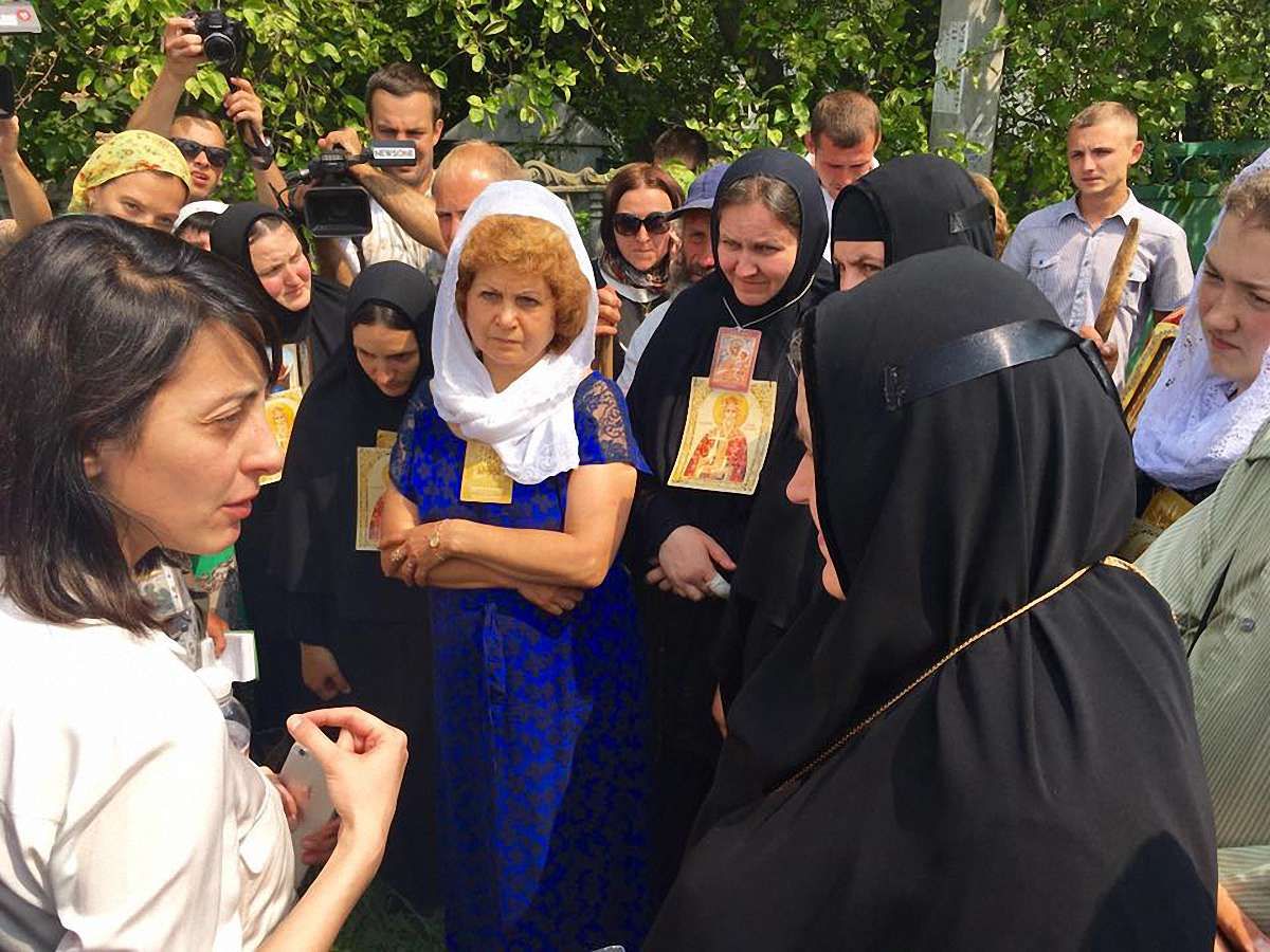 Учасники хресної ходи на Житомирській трасі відмовилися сісти в автобуси, рух заблоковано