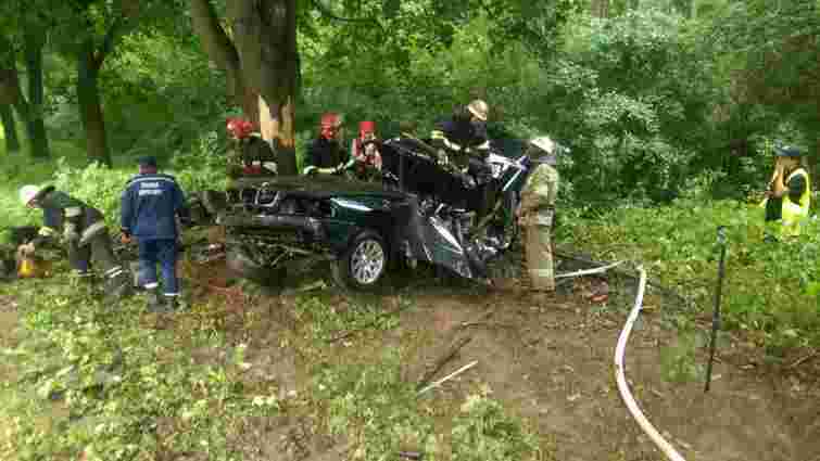 Неподалік Львова автомобіль влетів у дерево, загинули двоє людей