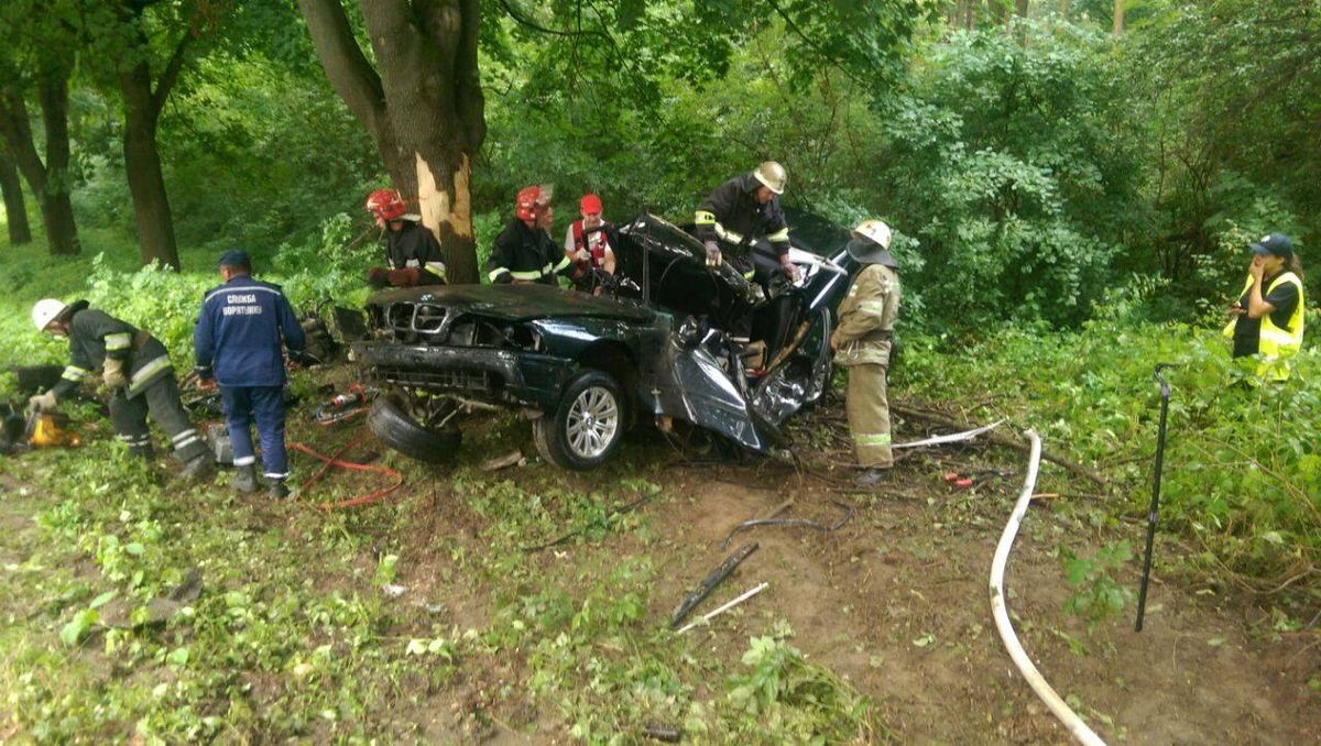 Неподалік Львова автомобіль влетів у дерево, загинули двоє людей