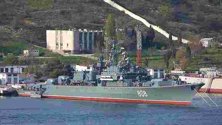 Поблизу територіальних вод України виявили два російських кораблі