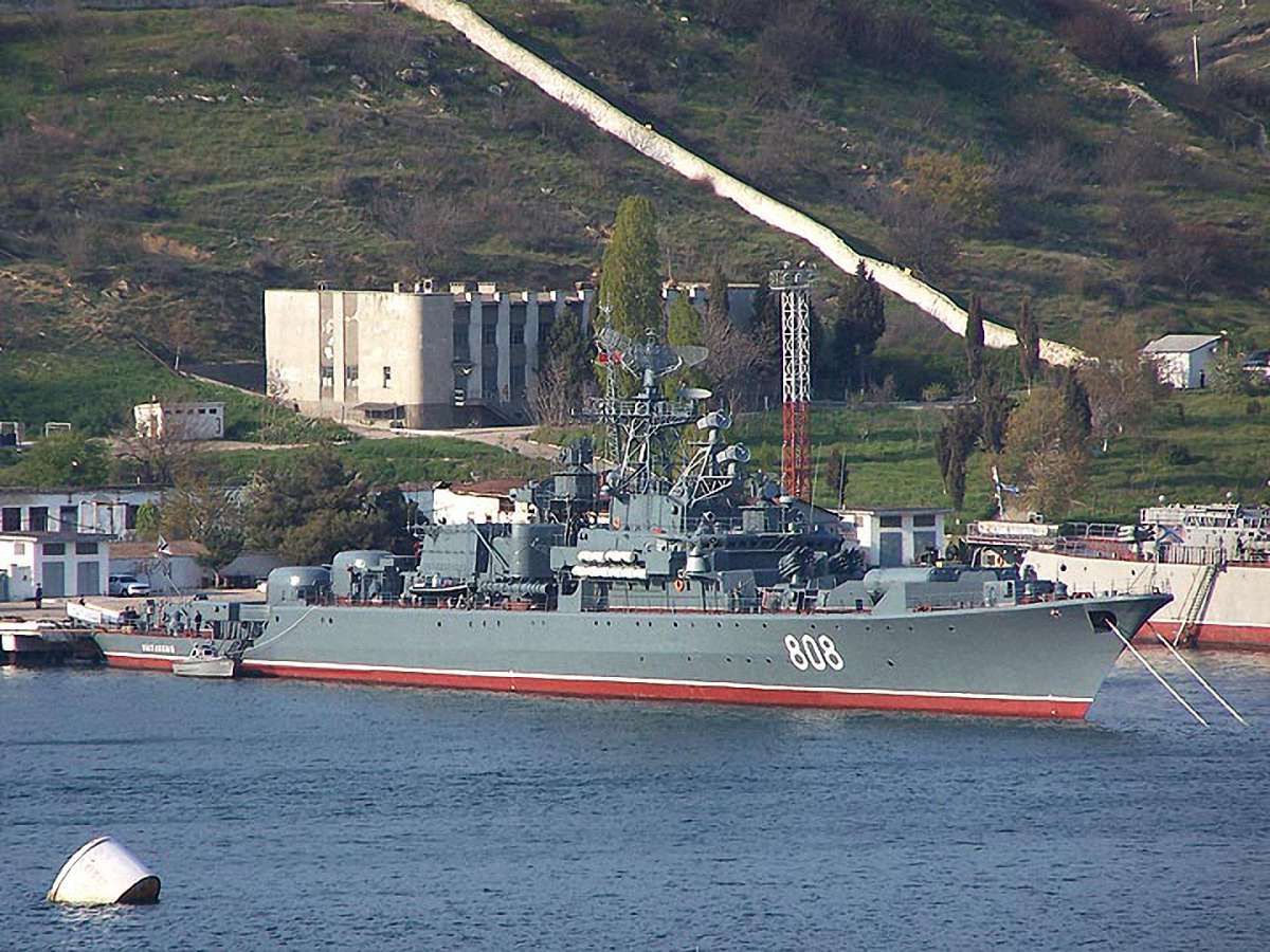 Поблизу територіальних вод України виявили два російських кораблі
