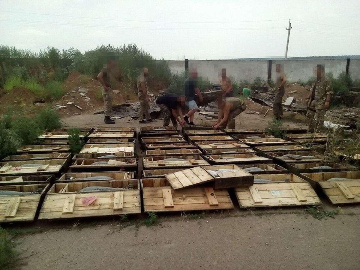 На Донеччині СБУ виявила велику схованку мінометних боєприпасів бойовиків