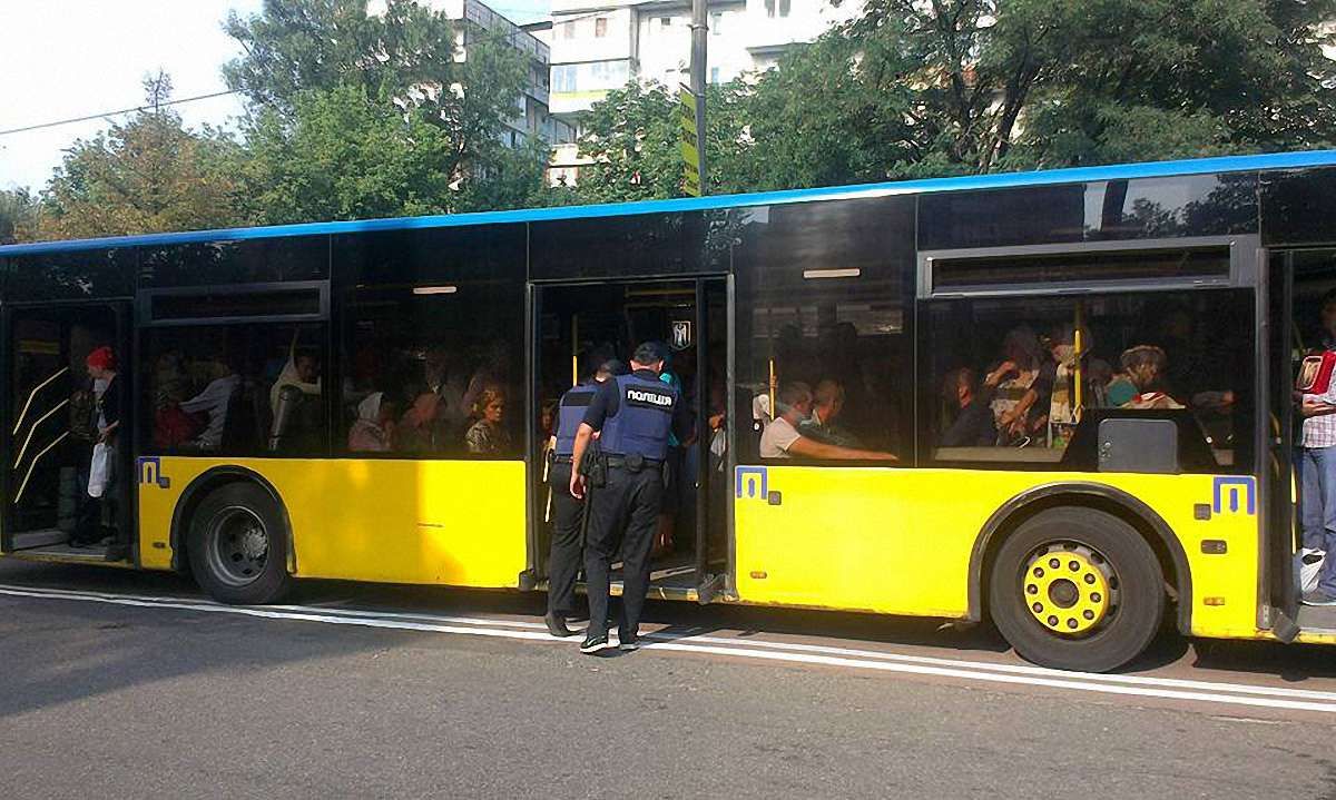 Учасників хресної ходи з Почаєва пересадили на автобуси «Київпастрансу»