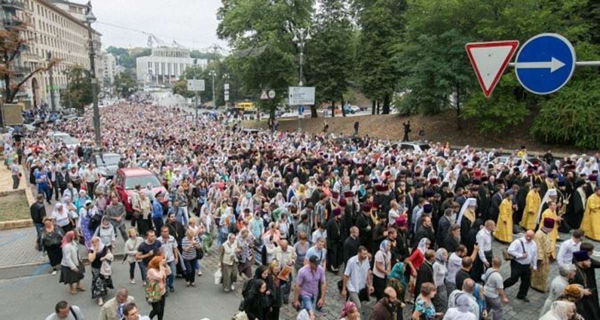 В учасників хресної ходи в Києві вилучили кілька ножів та провокаційні плакати