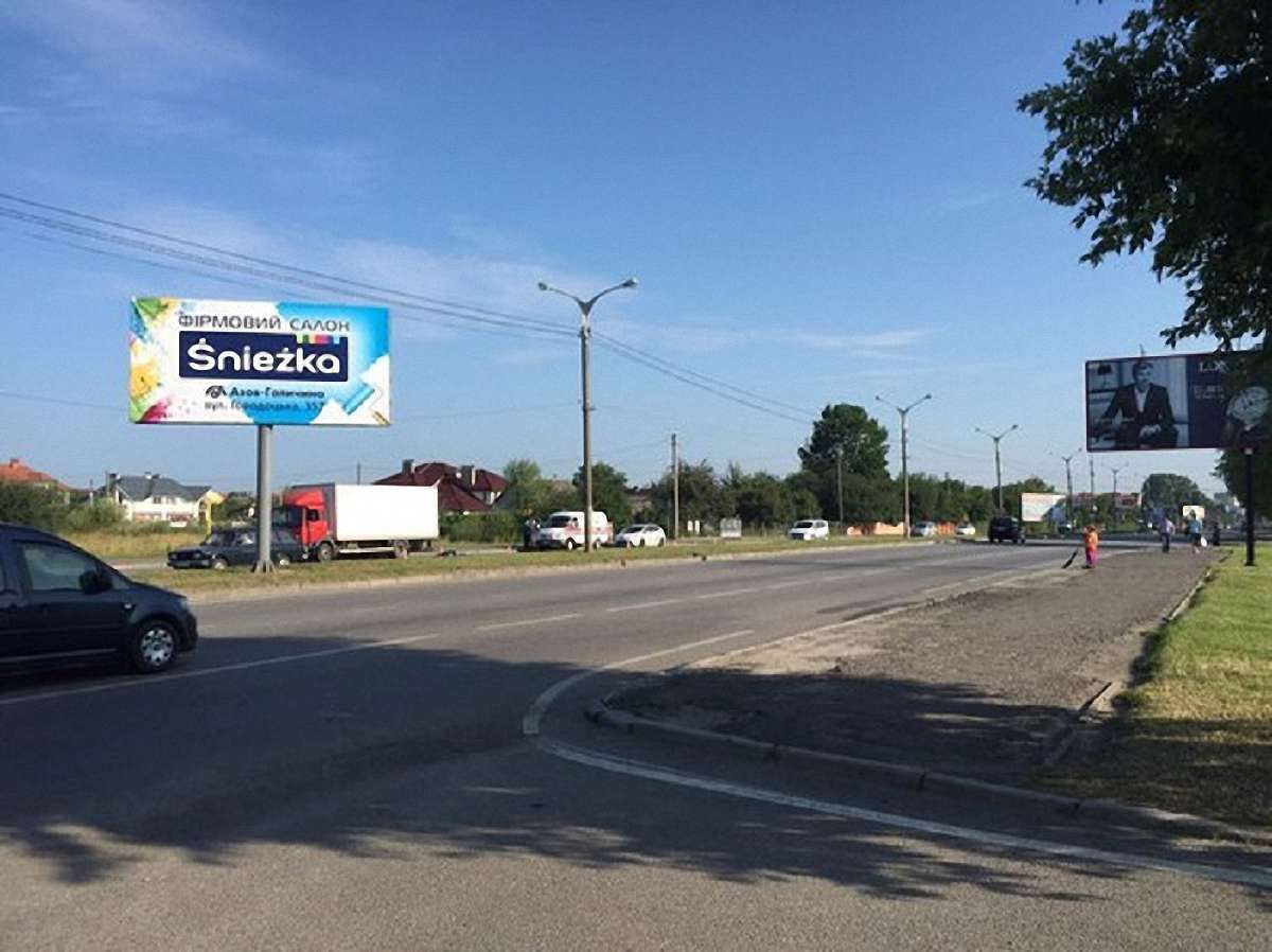 На виїзді зі Львова вантажівка збила насмерть жінку