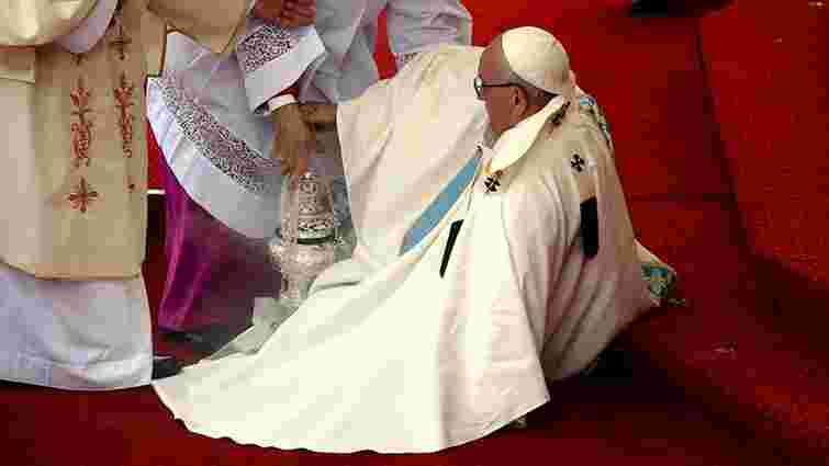 Папа Франциск впав під час урочистої меси у Польщі