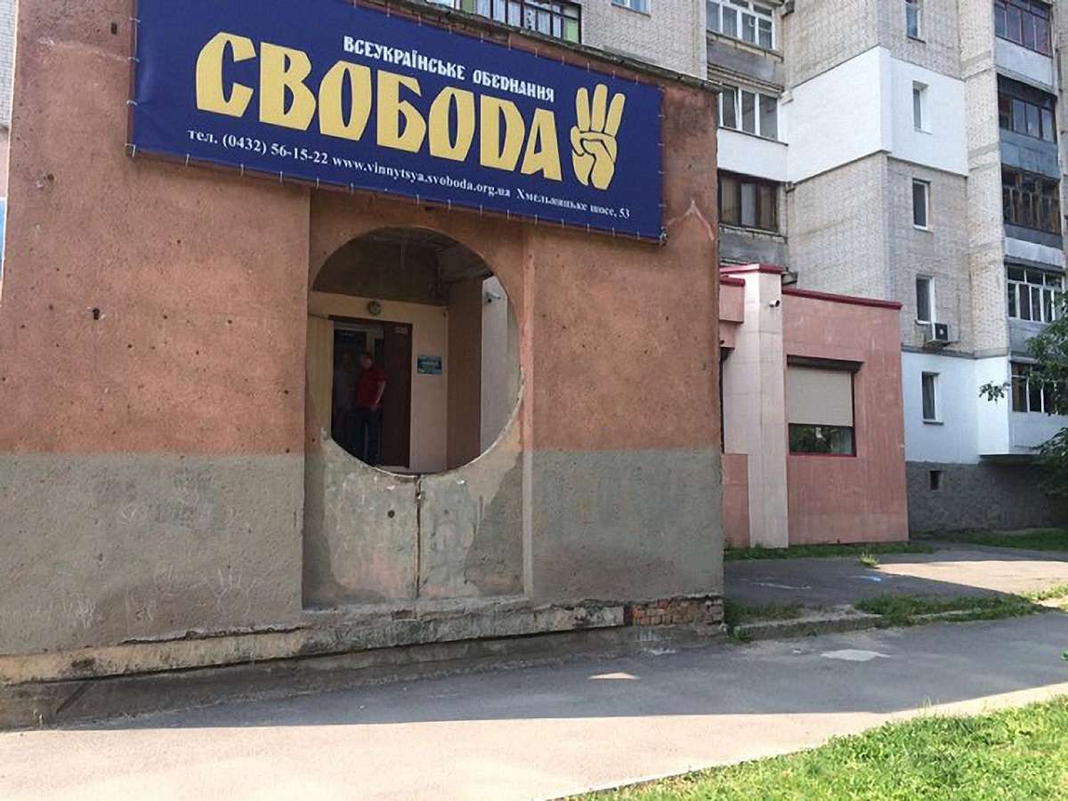 У Вінниці невідомі обстріляли партійний офіс «Свободи»
